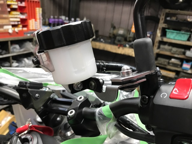 横置きブレーキマスターシリンダーをラジアルポンプ にします。 | BikeShop北神戸のスタッフブログ